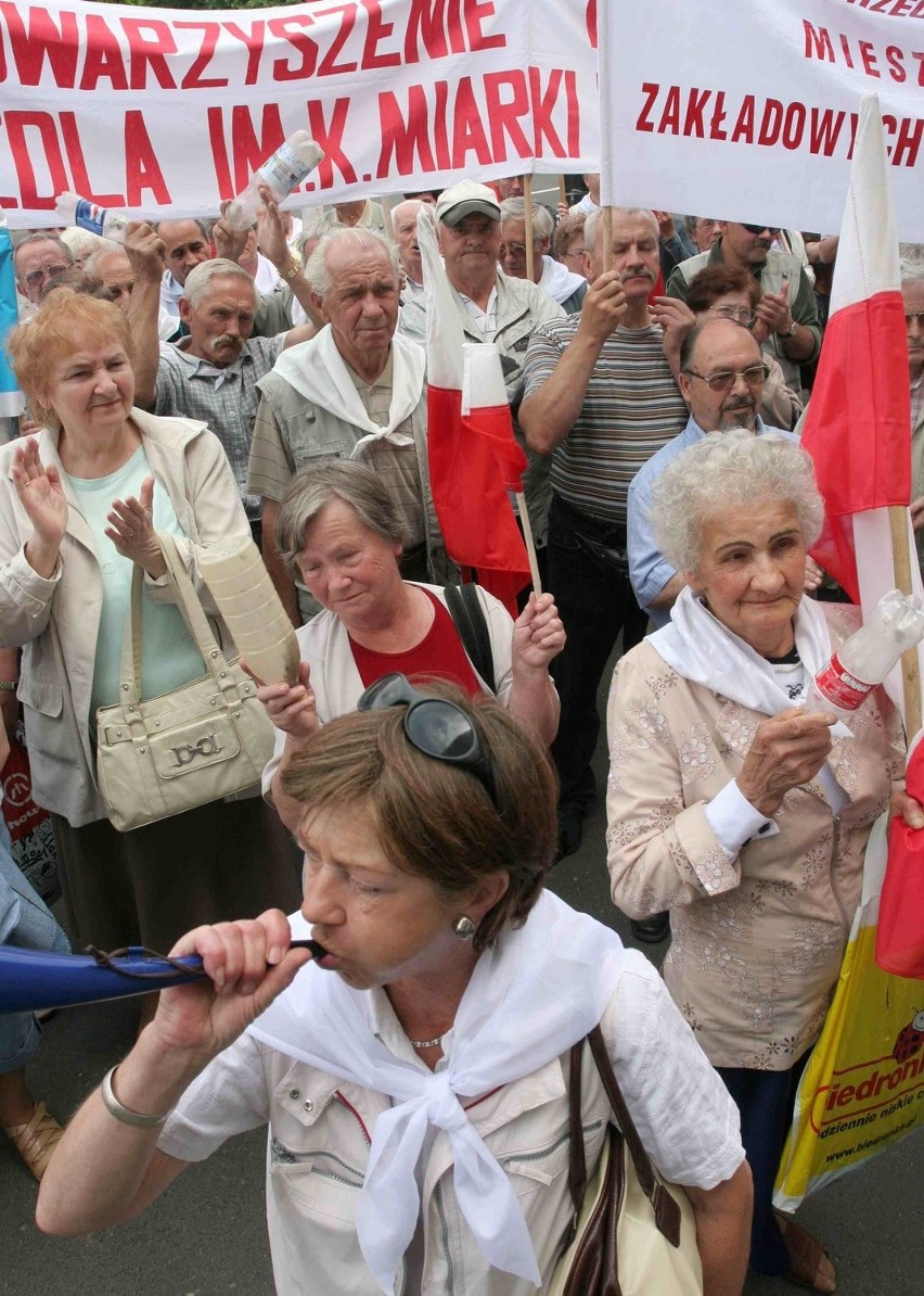 Manifestacja lokatorów mieszkań zakładowych