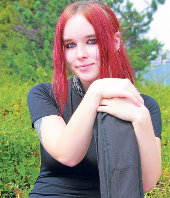 Magdalena Śmiałowska z Łodzi, ma 19 lat. Uczy się w liceum zaocznym. Interesuje się grą na gitarze, śpiewem, rysunkiem, literaturą. Wakacje spędziła w Łodzi
