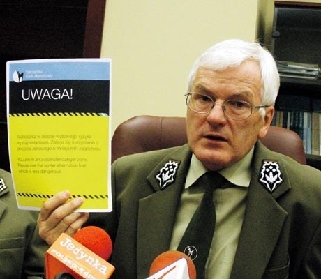 Dyrektor TPN Paweł Skawiński prezentuje nową tablicę