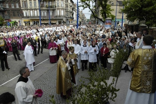 Ulicami Poznania w Boże Ciało przejdzie wiele procesji. Mogą być utrudnienia w ruchu.