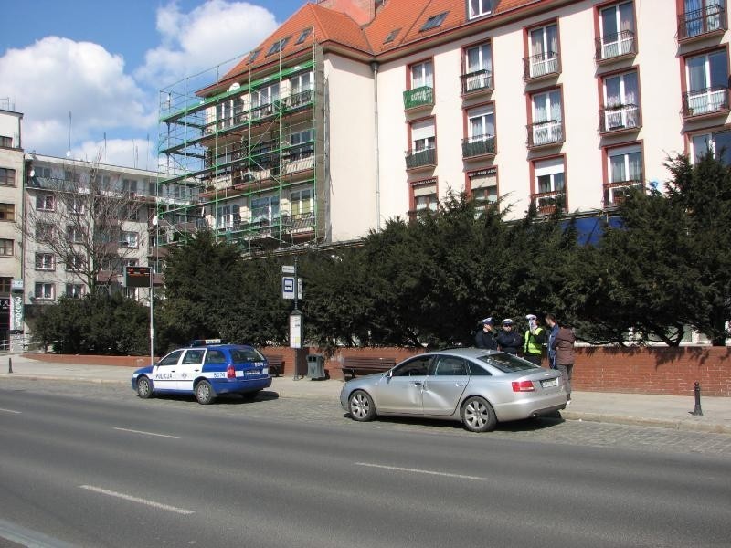 Wrocław: Na skrzyżowaniu Szewskiej i Kazimierza Wielkiego audi zderzyło się z tramwajem (ZDJĘCIA)