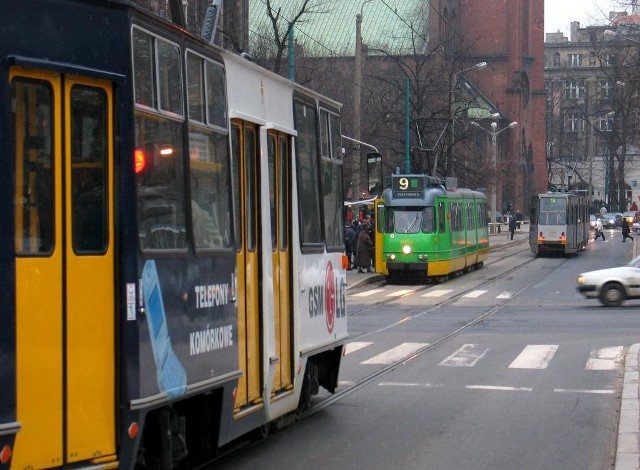 Pasażerowie narzekają na przystanek tramwajowy przy Zamku