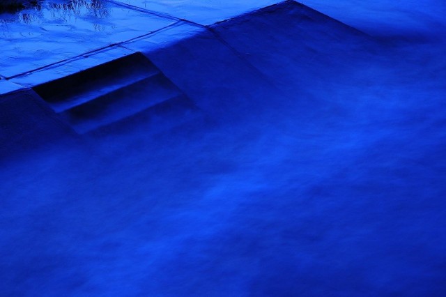 Zdjęcie z zestawu &quot;Jeziorsko w czasie największego zrzutu wody&quot;, który zdobył wyróżnienie w konkursie Wielkopolska Press Photo 2010