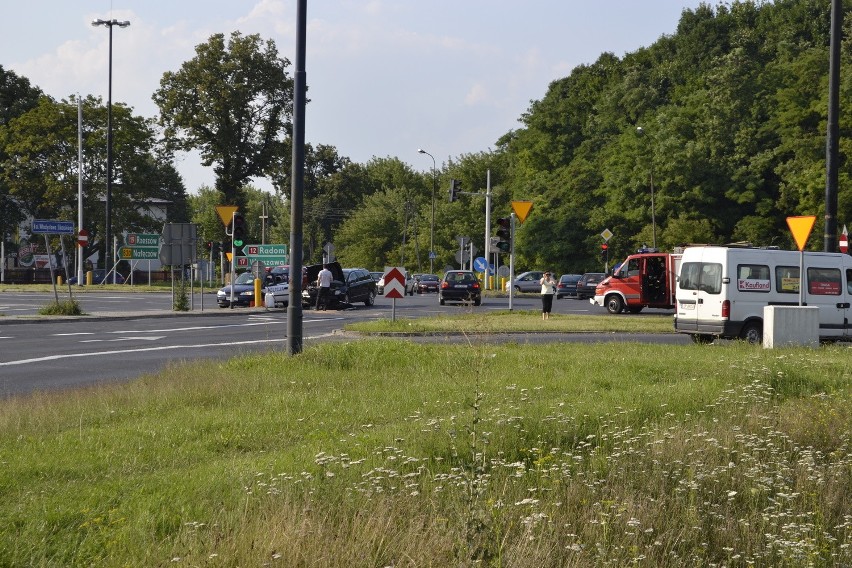 Zderzenie trzech samochodów na skrzyżowaniu al. Solidarności i Sikorskiego