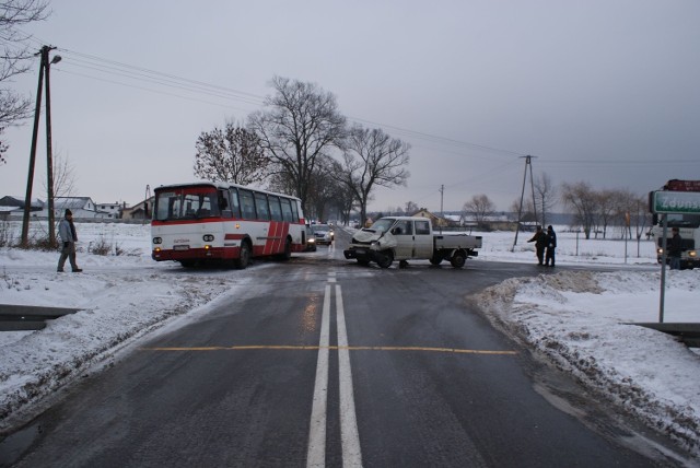 W zderzeniu transportera z autobusem trzy osoby zostały ranne.