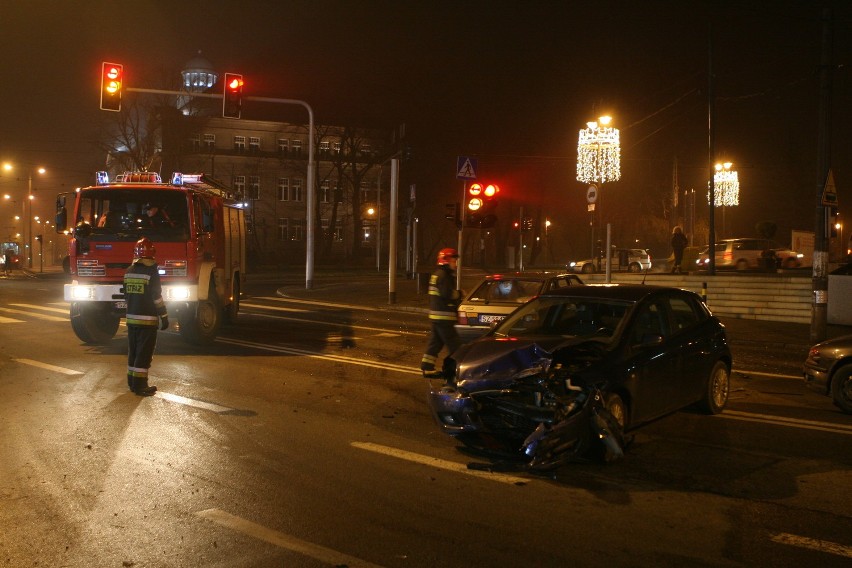 Wypadek na skrzyżowaniu Miarki i Mikulczyckiej w Zabrzu [ZDJĘCIA]. Zderzyły się trzy samochody