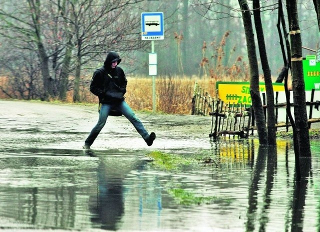 W Kiełczówku pod Wrocławiem woda wciąż stoi na ulicach, ale większego zagrożenie nie ma