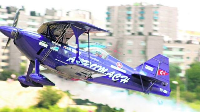 W tym roku na Małopolskim Pikniku Lotniczym zobaczymy najlepszych pilotów w powietrznych akrobacjach