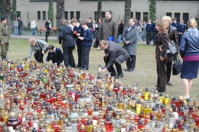 Chociaż uroczystość organizowana była głównie dla młodzieży szkolnej, to na placu przed pomnikiem spontanicznie zatrzymywali się zwykli przechodnie