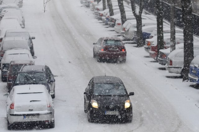 Śnieg w Poznaniu: Trudne warunki na drogach. Mnóstwo kolizji [ZDJĘCIA]