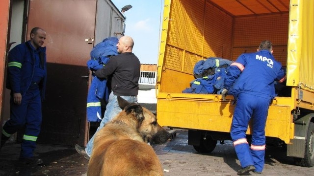 Kutki i ubrania robocze przekazali pracownicy łódzkiego MPO schronisku dla zwierząt przy Marmurowej.