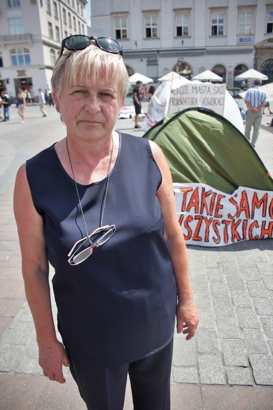 Trwa protest na krakowskim Rynku [ZDJĘCIA]