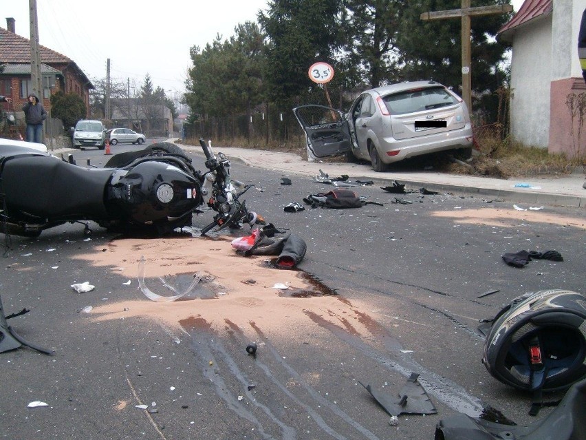 Wypadek w Trzebini. Motocyklista rozbił się o forda [ZDJĘCIA]