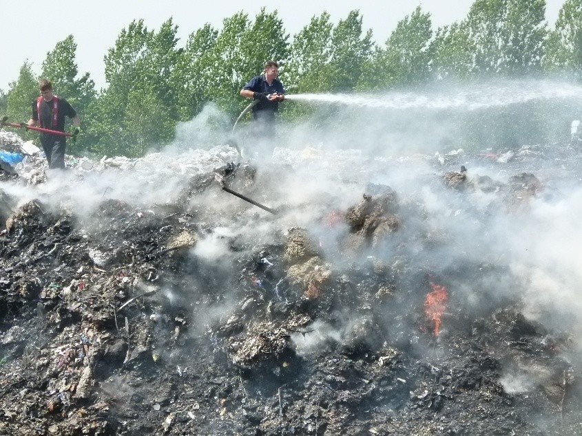 Pożar wysypiska pod Zduńską Wolą [ZDJĘCIA]