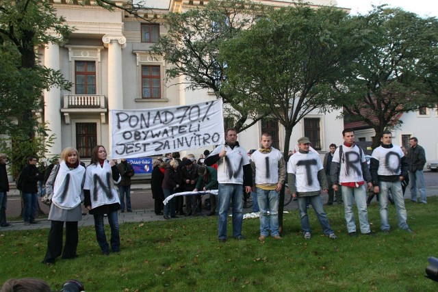 Zwolennicy in vitro przed Pałacem Biskupim w Łodzi