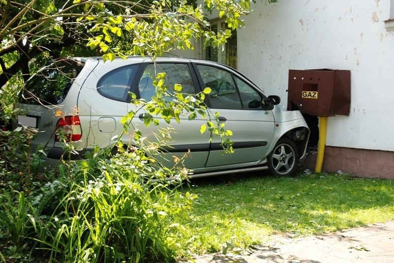 Rososz: Renault zaparkowało... na ścianie domu