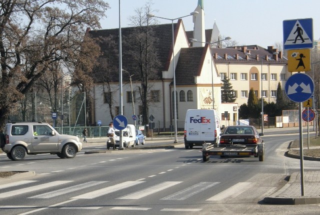 Przechodzący przez ulicę, by osiągnąć cel, muszą pokonywać cztery pasy ruchliwej arterii