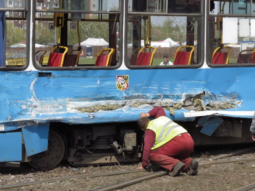 Wrocław: Zderzenie tramwajów na Żmigrodzkiej (ZDJĘCIA)