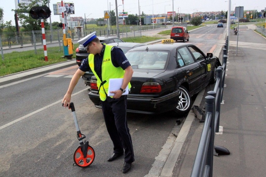 Wypadek na ul. Strzegomskiej. Dwie osoby trafiły do szpitala (ZDJĘCIA)