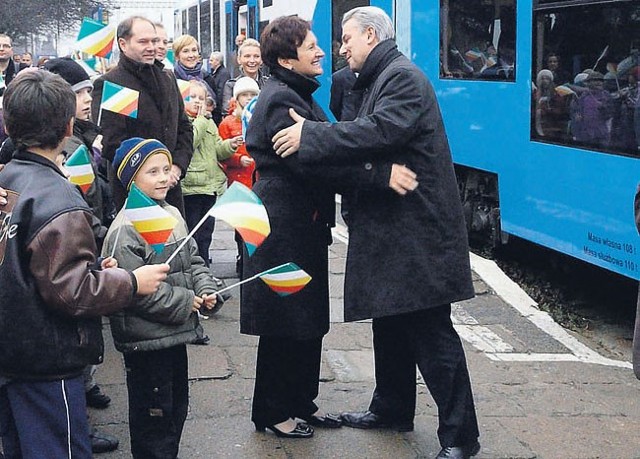 Minister Cezary Grabarczyk wylewnie witał się na dworcu w Zduńskiej Woli tylko z Hanną Iwaniuk.