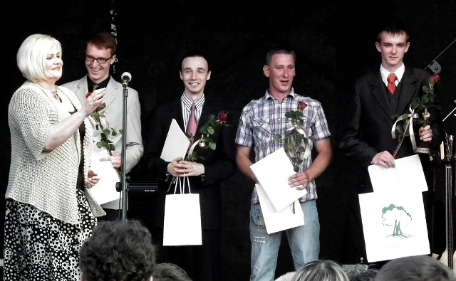 Elegantem Mosiny został Dominik Janik (najwyższy na zdjęciu), a o tytuł rywalizowali jeszcze: Daniel Markowski (IV miejsce), Bartosz Stachowiak (III) i Michał Janecki (II). Z lewej burmistrz Mosiny Zofia Springer