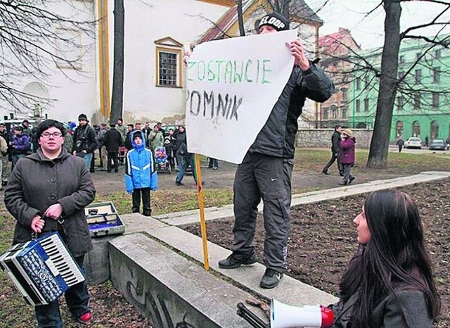 W marcu część świdniczan protestowała przeciw pomnikowi