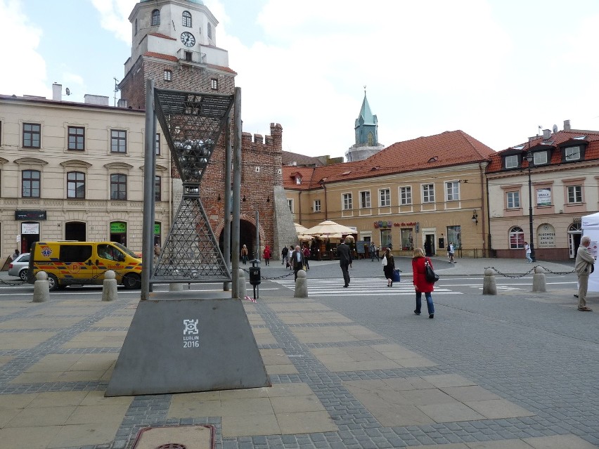 &quot;Wielkie coś&quot; przed lubelskim ratuszem odsłonięte