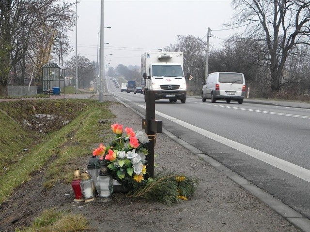 Krzyż ustawiono m.in. w Różynach przy drodze krajowej