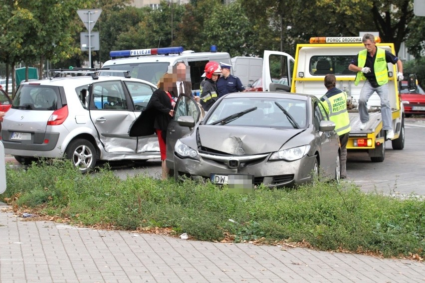 Trzy osoby zostały ranne w wypadku na skrzyżowaniu Pereca i Grochowej (ZDJĘCIA)