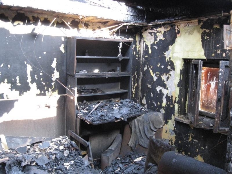 Policja ujawnia: Wnętrza spalonej kamienicy w Sosnowcu [ZDJĘCIA]