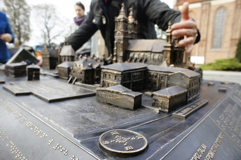 Poznań: Przed katedrą odsłonięto makietę Ostrowa Tumskiego [ZDJĘCIA]