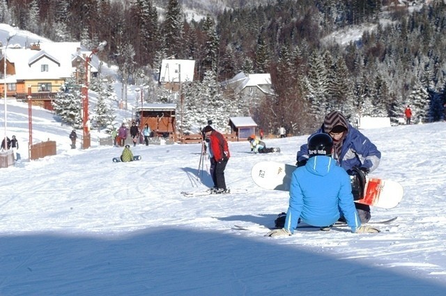 Beskidy: Na stokach jest jeszcze śnieg, ale nadchodzi odwilż [WARUNKI NARCIARSKIE]