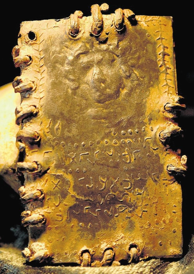 Portret Jezusa wykonano na tabliczce, którą znaleziono wraz z 70 metalowymi  księgami w jaskini niedaleko Jeziora Galilejskiego. Mają od 7 x 5 cm do 25 x 20 cm