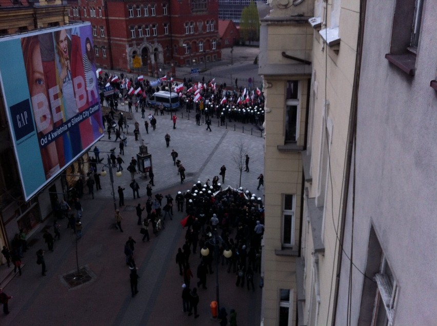 Zadyma w Katowicach: Antyfaszyści starli się z policją na marszu narodowców