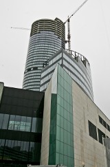 Czarnecki zawiesił wiechę na Sky Tower (ZDJĘCIA i FILM)