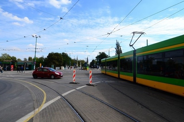 Piesi zamiast po przejściu dla pieszych chodzą po torowisku.