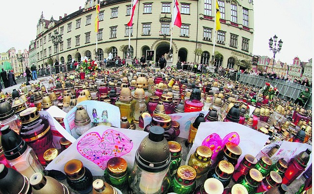 Wrocławianie rok temu oddawali hołd ofiarom katastrofy, paląc znicze w centrum miasta