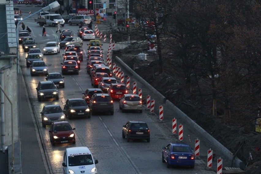 Zamieszanie na pl. Orląt Lwowskich. Kierowcy nie wiedzą jak jechać