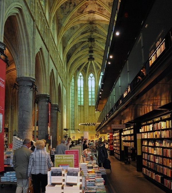 Księgarnia w Maastricht w kościele Boekhandel Selexyz...