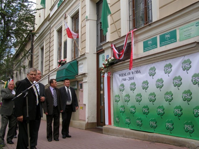 Tablicę odsłonięto tuż obok wejścia do siedziby ludowców w Tarnowie, gdzie przez lata działało biuro posła Wody