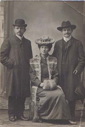 Konstanty Wolny (po prawej) z żoną Wandą i jego bratem przyrodnim Franciszkiem Orłem