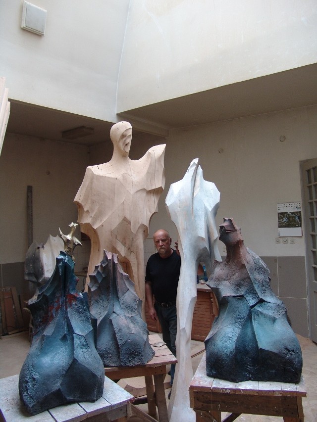 Adam Myjak pośród swoich rzeźb