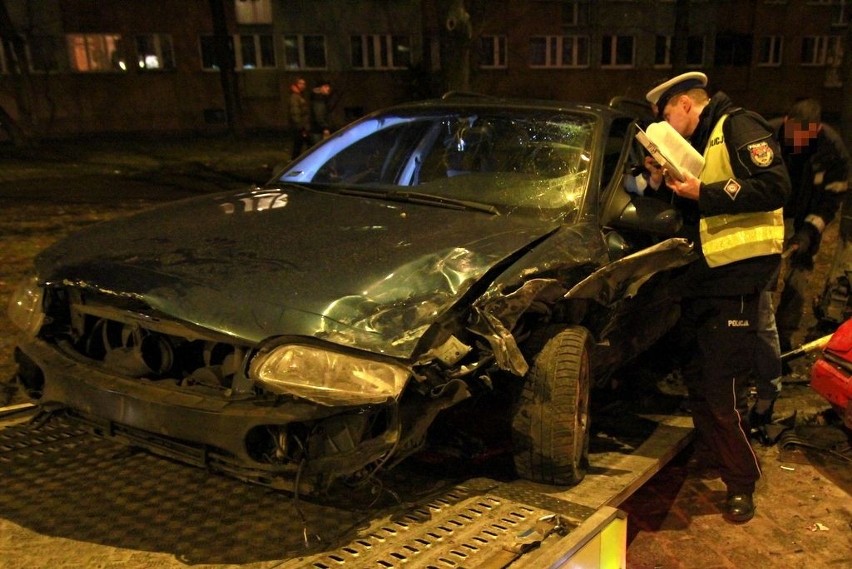 Wrocław: Pijany kierowca wjechał w wysepkę i uszkodził zaparkowane auta (ZDJĘCIA)