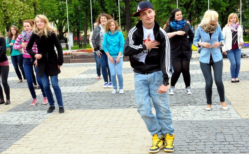 Taneczny Flash Mob studentów na placu Litewskim (WIDEO)