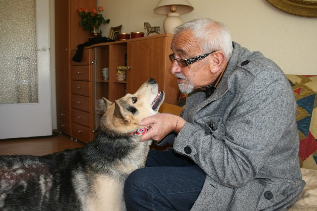 Dziś Kajtek nie odstępuje swego ukochanego pana nawet na krok. Na takiego opiekuna warto było czekać