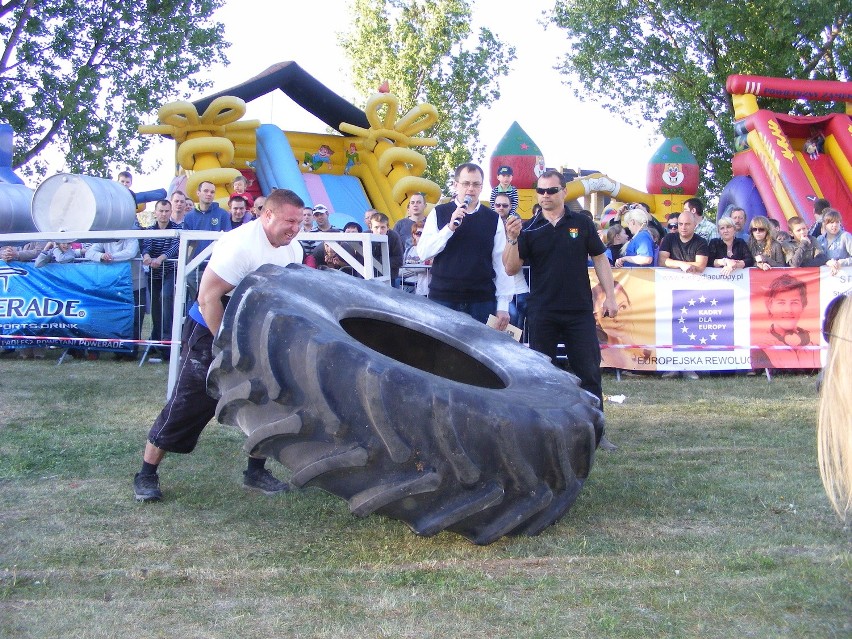 Tomasz Nowicki przerzuca ważąca około 340 kg oponę