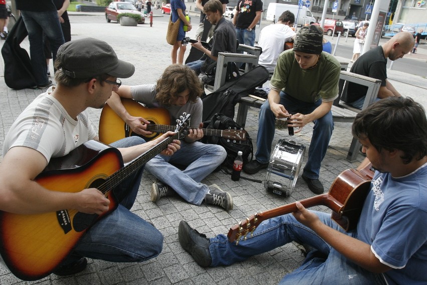 &quot;Blues na Wolności&quot; w Chorzowie. Muzycy uliczni opanowali centrum [ZDJĘCIA]