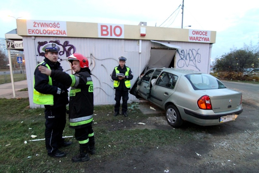 Wrocław: Starszy pan nie opanował samochodu i wjechał w sklep na Obornickiej (ZDJĘCIA)