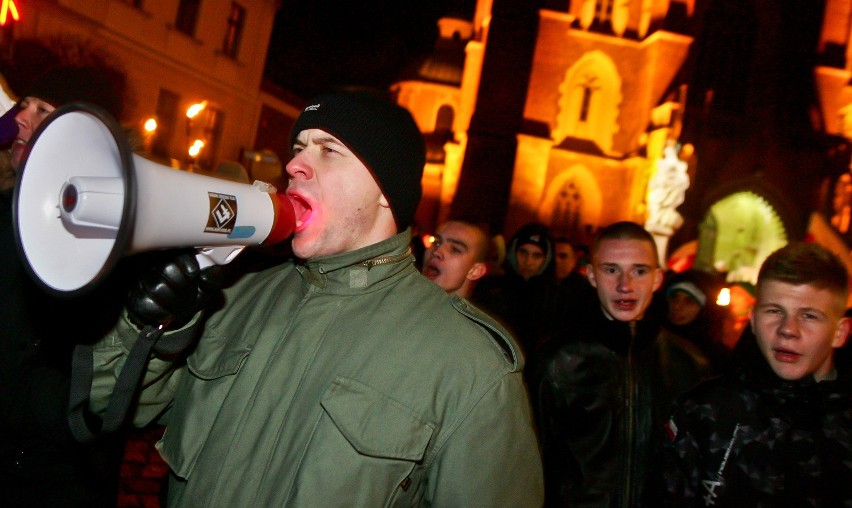 Wrocław: Antykomunistyczna manifestacja NOP i kibiców (ZDJĘCIA)