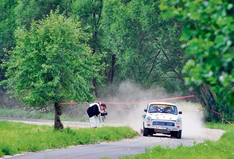 Każdy samochód na trasie rajdu wzbudza emocje